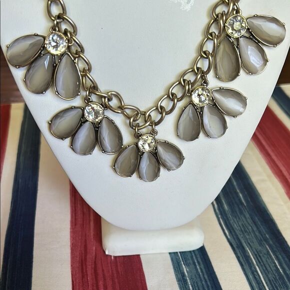 Anthropologie Elegant Gold and Cream Necklace impeccable - Picture 3 of 8